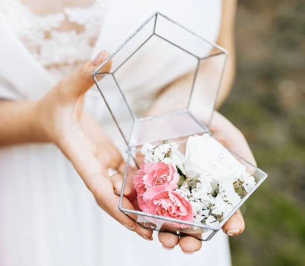 Panna Młoda Trzyma Pudełko Obrączki Białymi Różowymi Kwiatami — Zdjęcie stockowe