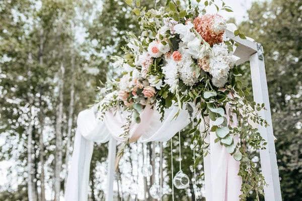 用鲜花和织物装饰拱门 在大自然中举行婚礼 — 图库照片#