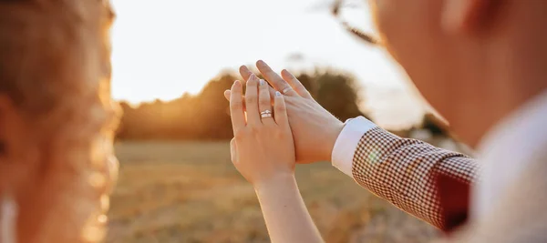 Sposa Sposo Giorno Del Matrimonio Abbracciare Mostrare Anelli Tramonto — Foto Stock
