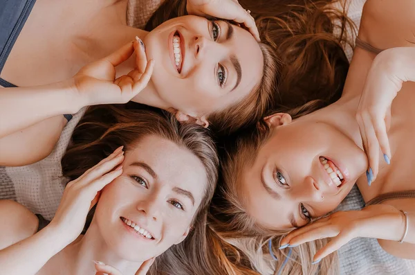 Жінки Відпочивають Розважаються Подружки Сміються Вдома Лежачи Підлозі Подушках Дівчата — стокове фото