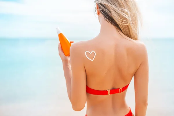 Mulher Aplicando Protetor Solar Corpo Bronzeado Forma Coração Amor Para — Fotografia de Stock