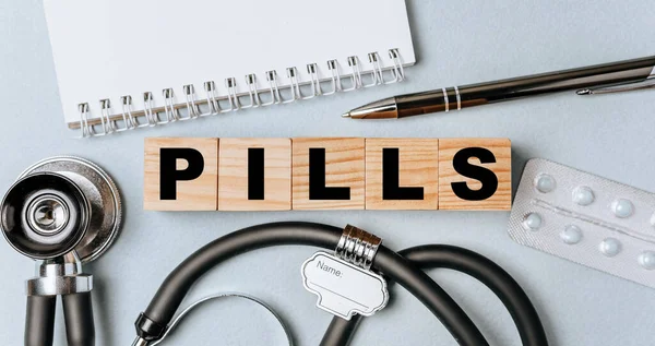 Blocco Legno Forma Parola Pills Con Stetoscopio Pillole Blocco Note — Foto Stock