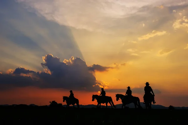 Silhueta Vaqueiro Cavalo Com Vista Para Montanha Céu Pôr Sol — Fotografia de Stock