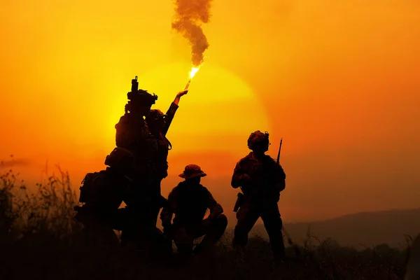 Silueta Soldado Militar Con Sol Como Cuerpo Marines Para Operaciones — Foto de Stock