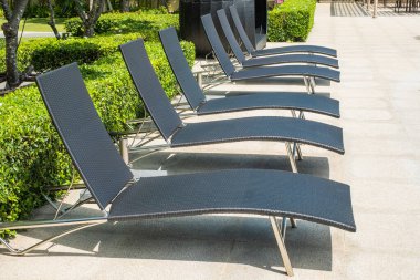 Turistler için havuz kenarında dinlenmek için güneşlik..