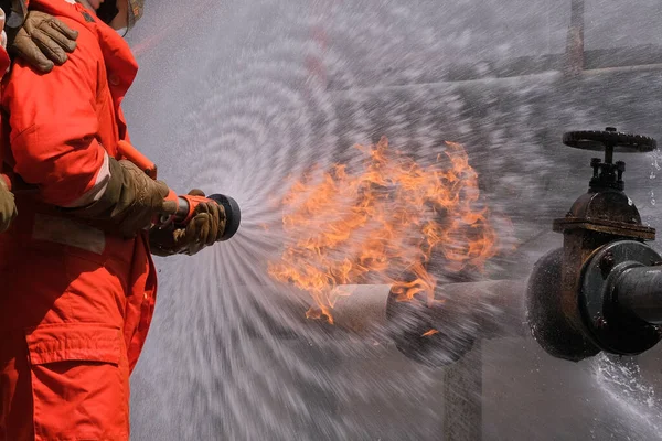 Утечка Газа Трубы Valv Flame Утечки Газа Пожаротушение Огнетушителями Пожаротушителями — стоковое фото