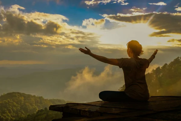 健康的な女性のバックライトシルエット山の自然朝の健康的なライフコンセプトで橋の上に瞑想とヨガ屋外禅のエネルギーをバランス — ストック写真