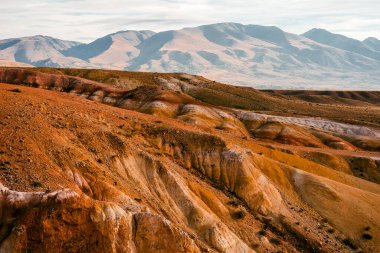 Sabah dağlarda, kızıl dağların vadisinde