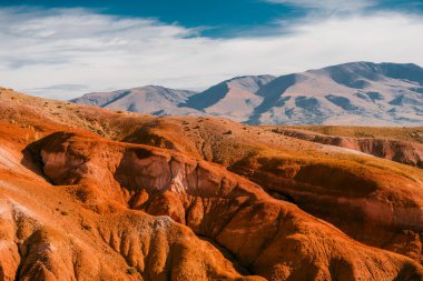 Sabah dağlarda, kızıl dağların vadisinde