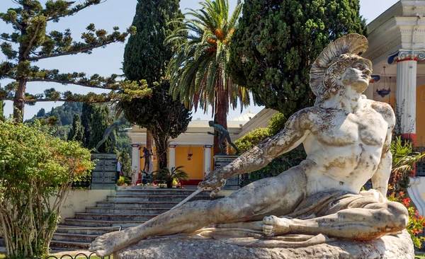 Korfu adasındaki İmparatoriçe Sisi 'nin sarayındaki Achilles heykeli.