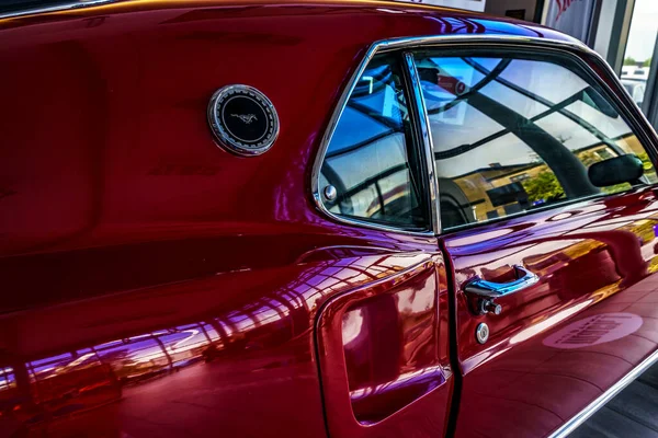 Ford Mustang Kultauto Vieler Generationen Beeindruckt — Stockfoto
