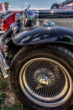 Eski bir Mercedes 'in üzerinde nikel kapaklı jant kapağı olan bir tekerlek.