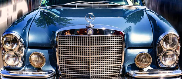 Parlak, antika Mercedes 'ler.