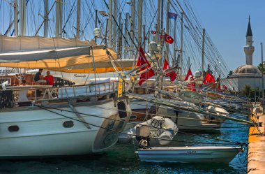 Bodrum limanında demirli yatlar