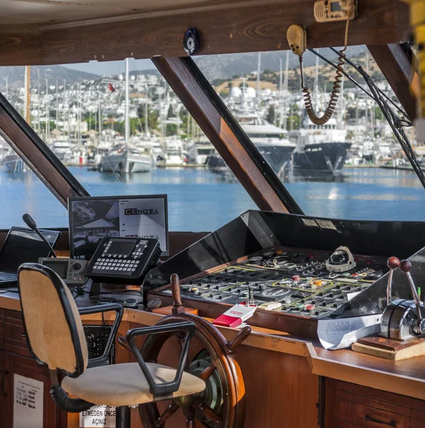 Kaptanın köprüsü körfeze bakıyor.