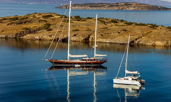 Yunan Kos Adasının Körfezine Demirlemiş Bir Yat — Stok fotoğraf