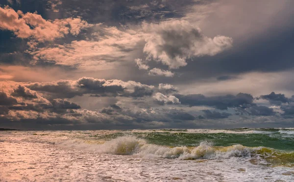 Fırtınalı hava deniz kenarında yürümeye elverişli değildir.