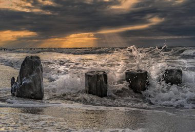 Deniz dalgaları dalgalara çarpar.