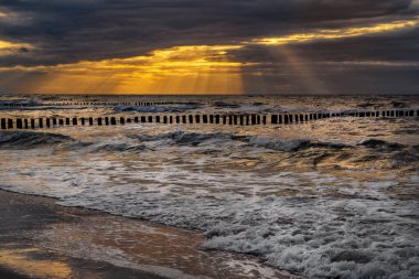 Deniz dalgaları dalgalara çarpar.