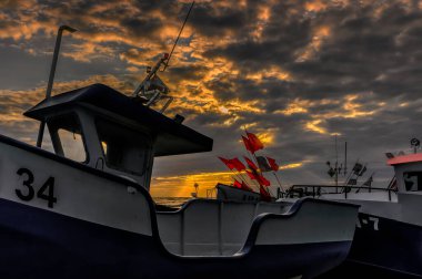 Deniz dalgaları dalgalara çarpar.