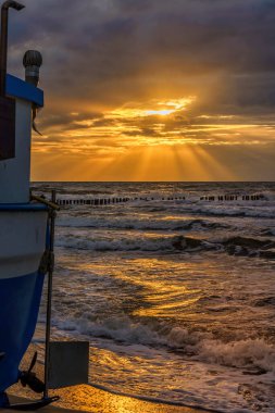 Deniz dalgaları dalgalara çarpar.