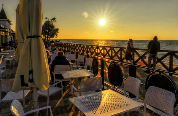 Touristen Bewundern Den Sonnenuntergang Beim Blasen Bunter Seifenblasen — Stockfoto