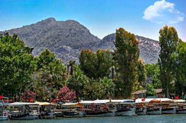 Dalyan Nehri 'ndeki tekneler için rıhtım
