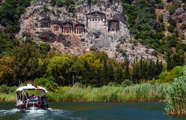 çok eski dalyan mezarları hindi içinde
