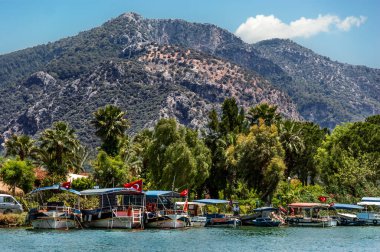 Dalyan Nehri 'ndeki tekneler için rıhtım