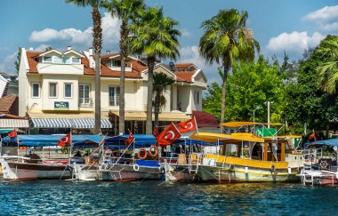 Dalyan Nehri 'ndeki tekneler için rıhtım