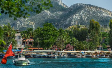 Dalyan Nehri 'ndeki tekneler için rıhtım