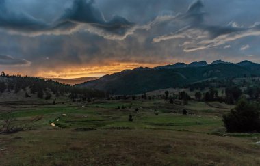 İskoçya dağlarında gökyüzünde renkli bir konser