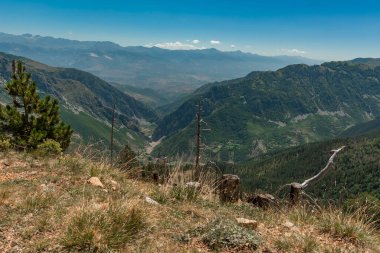 Kürekler üzerinde yükselen albania dağları