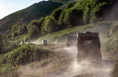 Arnavutluk 'un dağlarında yolu aşmada zorluklar güzel manzaralarla ödüllendirilir.