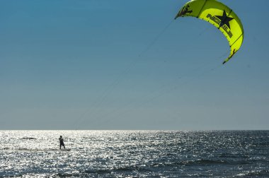 Uçurtma sörfü ve rüzgar sörfü su sporudur.
