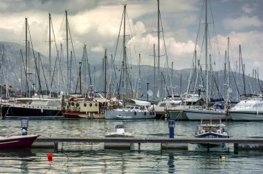 Limandaki güzel yatlar turistlerin dikkatini çekiyor. 