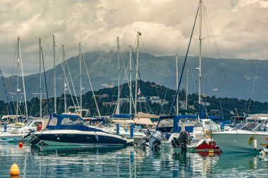 Limandaki güzel yatlar turistlerin dikkatini çekiyor. 