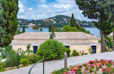 Güneş sabahın erken saatlerinden itibaren Yunanistan 'ın Korfu adasında parlıyor.