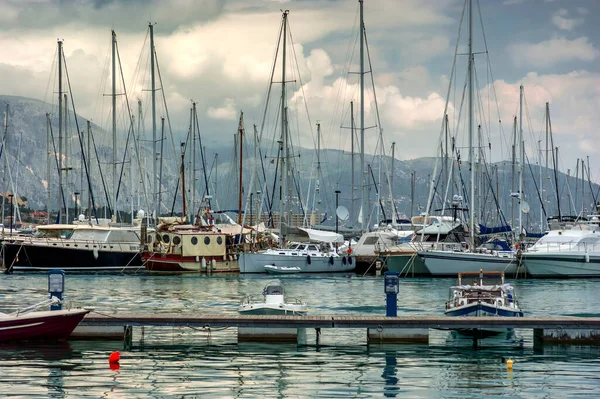 Limandaki Güzel Yatlar Turistlerin Dikkatini Çekiyor — Stok fotoğraf