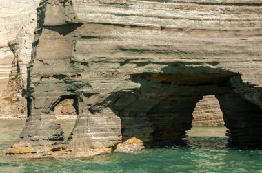 Yunanca korfu adasındaki bazı kayalıklara sadece denizden hayran olunabilir.