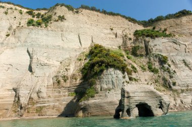 Yunanca korfu adasındaki bazı kayalıklara sadece denizden hayran olunabilir.