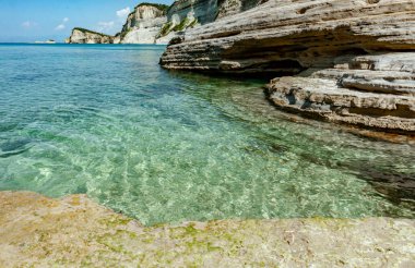 Korfu adasında renkli bir göl ve alışılmadık uçurumlar.