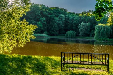 Bir bankta otur ve havadaki baharı kokla.