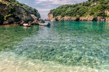 Kayalık kıyı şeritleri ve güzel plajlar sizi paleokastritsa, Yunanistan 'ı keşfetmeye davet ediyor.