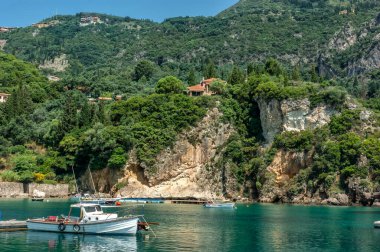 Yunanca korfu adasındaki her plajın turistler için birçok cazibesi vardır.