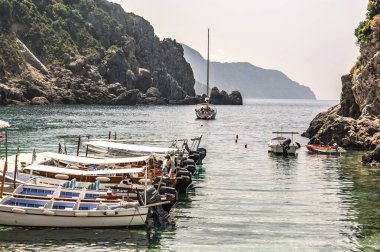 Yunanca korfu adasındaki her plajın turistler için birçok cazibesi vardır.