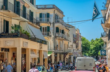 Eski püskü duvarlar ve asılan elektrik kabloları Yunanistan 'ın korfu başkentinin tipik özellikleridir.