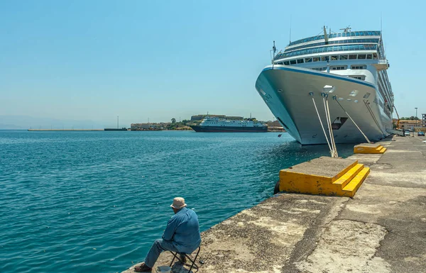 Кораблі Перевозять Від 2000 5000 Туристів Прибувають Корфу Сіро — стокове фото