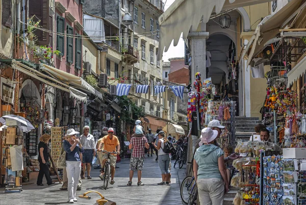Birçok küçük tezgah ve yürüyen turist Yunanistan 'da korfu başkentinin sokaklarının atmosferini oluşturuyor. 