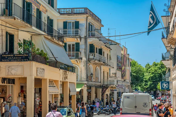 Eski püskü duvarlar ve asılan elektrik kabloları Yunanistan 'ın korfu başkentinin tipik özellikleridir.